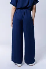 Pantalón formal de vestir azul oscuro con cintura elastizada y cordón de ajuste.