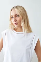 Musculosa verde agua con cuello redondo y sisas con detalle de vainillas.