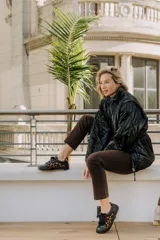 Zapatillas deportivas acordonadas, 100% cuero vacuno, tanto en su exterior como en su interior. Suela de goma de excelente calidad.