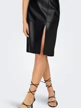 Falda midi negra de cuero sintético, corte recto, con abertura frontal y cierre trasero invisible.