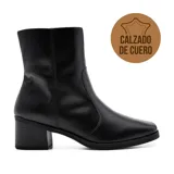 Bota corta de cuero color marrón con taco bloque y punta cuadrada.