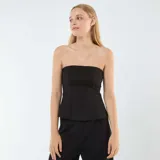 Bustier negro liso con corte evasé.