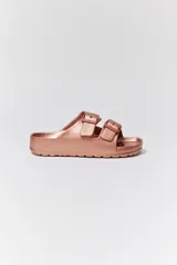 Sandalias de goma color rosa metalizado, con dos correas ajustables con hebilla.