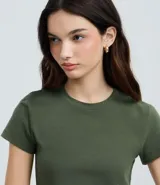 Blusa cropped verde militar de manga corta y cuello redondo, confeccionada en algodón certificado BCI con elastano.