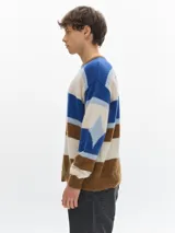 Sweater de punto con rayas horizontales en tonos gris, rosa y borgoña, cuello redondo y hombros caídos.