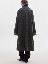 Trench larga hasta el piso con estampado en cuadrillé, confeccionada en lana con detalles de pana en puños y cuello.