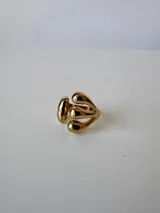 Anillo plateado de acero quirúrgico hipoalergénico con diseño abierto y tres gotas en un extremo y una gota en el otro.