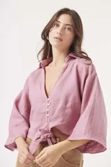 Camisa color lila de lino, con cuello clásico, mangas 3/4 amplias y cierre frontal con botones.