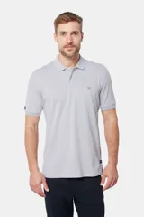 Remera polo color bordó de piqué liso, con cuello en rib y botones personalizados.