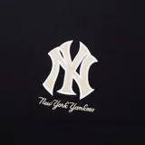 Remera negra de manga corta con cuello redondo y logo de los New York Yankees estampado en el pecho.
