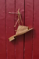 Sandalia metalizada color cobre, con capellada tejida y tiras finas.