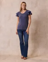 Remera beige de tejido acanalado, con cuello redondo y mangas cortas con volados.