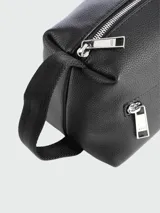 Neceser Boss de cuero negro con cierre superior y bolsillo frontal con cierre. Incluye asa lateral de mano y logo metálico en el frente.
