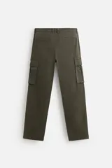 Pantalón cargo color verde oscuro, de corte relaxed fit, con bolsillos laterales con solapa y bolsillos traseros de vivo.