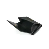 Billetera compacta color gris oscuro confeccionada en cuero liso, con cierre con botón a presión, seis ranuras para tarjetas, compartimiento para billetes, tres bolsillos abiertos y otro exterior para monedas.