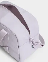 Bolso de tela deportiva color negro, con bolsillo frontal y doble asa corta de mano. Incluye correa regulable y desmontable, cierre superior con tirador de cordón y goma, y tag de goma.
