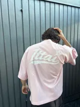 Remera negra de corte holgado con estampado en la espalda con la palabra "Ittai" en blanco y una estrella.