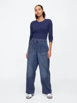 Pantalón de jean de pierna ancha con cintura elastizada y cordón de ajuste.