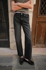 Pantalón de jean gris de corte recto, tiro alto y largo hasta el tobillo.