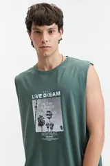 Musculosa verde con estampado de palmeras y texto "Love Dream" y "Mistral".