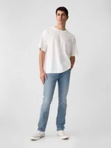 Jean de corte slim con tecnología GapFlex, de cinco bolsillos y lavado índigo claro.