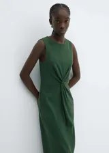 Vestido midi verde con detalle de nudo en la cintura, sin mangas y cuello redondo.