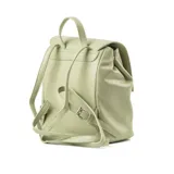 Mochila verde de símil cuero acolchado, con acceso mediante solapa con botones imantados. Tiene un compartimento principal con un bolsillo interno con cierre y dos bolsillos abiertos. Cuenta con correa regulable y herrajes plateados. El interior está forrado en tela de algodón y poliéster.