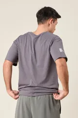 Remera blanca de algodón con estampado frontal que incluye el texto "The Boston Est. 1997" y un texto vertical más largo en el lateral.