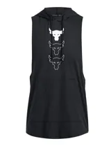 Musculosa negra con capucha de la línea Project Rock de Under Armour. Presenta sisas amplias y estampado frontal con tres cabezas de toro en blanco.