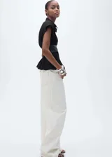 Camisa negra con cuello camisero, manga corta y pinzas en la cintura.