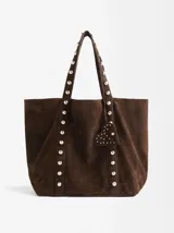 Bolso tote de gamuza color marrón con tachas plateadas en las tiras y los laterales.