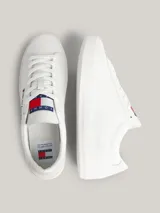 Zapatillas Tommy Jeans Essential de cuero blanco, con cordones y suela cupsole de goma. Presentan el logo de Tommy Jeans en la lengüeta y en el talón.