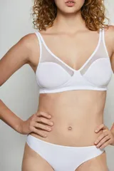 Soutien blanco sin aro, con breteles finos y espalda deportiva.