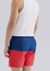 Shorts de baño con diseño bicolor, azul en la cintura y rojo en la parte inferior. Cuenta con cintura elástica y cordón ajustable.