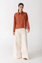 Pantalón jean color borgoña, de corte wide leg y tiro alto.