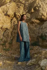 Pantalón de jean tiro medio, corte oversize y pierna ancha, con estampado láser acebrado tipo cebra.