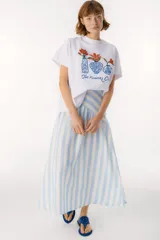 Remera blanca de algodón con estampado de tres jarrones con flores rojas y la frase "The Flowers Club" en azul.