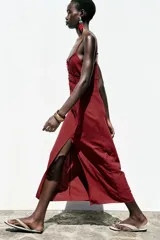 Vestido midi de lino color borgoña, con escote en pico, tirantes finos ajustables, botones frontales y abertura en el ruedo.