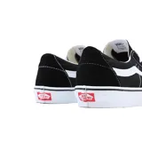 Zapatillas Vans SK8 Low negras con detalles en blanco, cordones blancos y suela de goma blanca.