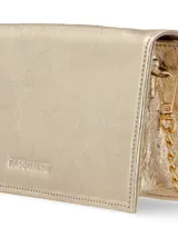 Cartera de mano plateada con textura craquelada y cadena metálica plateada.