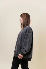 Sweater de mujer color lila con efecto lavado vintage, de calce oversize, cuello redondo y terminaciones acanaladas.