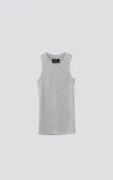 Musculosa gris claro con efecto gastado (acid wash), corte ajustado (slim-fit) y cuello redondo con terminaciones deshilachadas o con ojales pequeños.