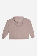 Canguro color topo de felpa para hombre, con capucha ajustable, puños y bolsillo tipo canguro. Presenta un estampado con arte y logo en el frente.