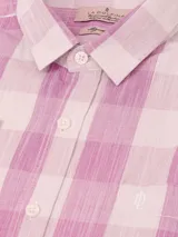 Camisa de manga larga a cuadros color beige y salmón, de corte clásico, con cuello abotonado y bolsillo en el pecho.