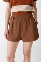 Short color marrón de algodón y lino con cintura elástica y bolsillos laterales.
