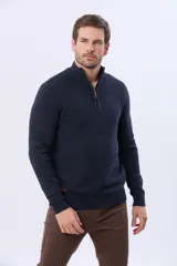 Buzo de punto color azul marino, con cuello alto y cierre frontal parcial con detalle de cuero. Presenta un diseño texturizado con franjas horizontales.