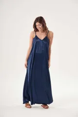 Vestido largo azul marino de satén con breteles finos y escote en V.