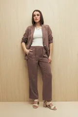 Pantalón beige de tiro medio con cintura elastizada y cordón regulable, bolsillos laterales y calce relajado.