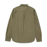 Camisa de popelina verde con cuello abotonado, cierre frontal con botones, bolsillo de parche en el pecho izquierdo, mangas largas con trabillas para enrollar y dobladillo camisero.