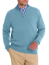 Sweater celeste de cuello alto con medio cierre, confeccionado en hilado italiano que combina lana extrafina y cashmere. Diseño clásico y elegante de calce regular.